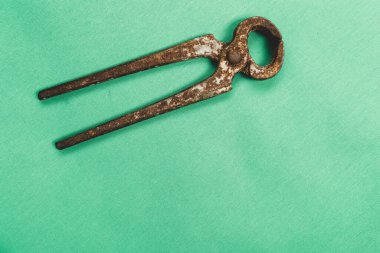 Bir çift paslı meme ucu.