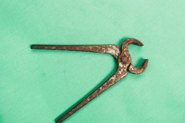 Bir çift paslı meme ucu.