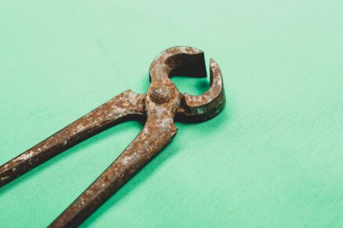 Bir çift paslı meme ucu.