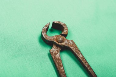 Bir çift paslı meme ucu.