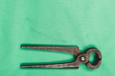 Bir çift paslı meme ucu.