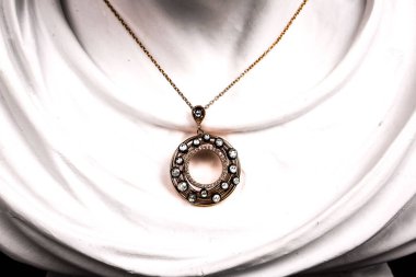 Elmas Mücevherler ve Moda Mücevherleri