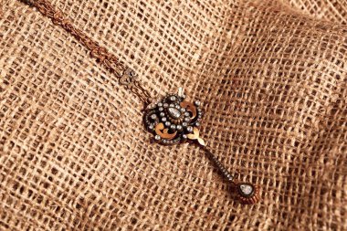 Elmas Mücevherler ve Moda Mücevherleri