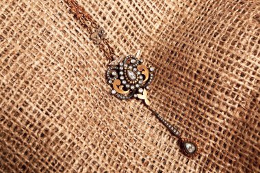 Elmas Mücevherler ve Moda Mücevherleri