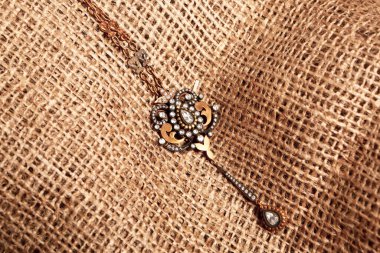 Elmas Mücevherler ve Moda Mücevherleri