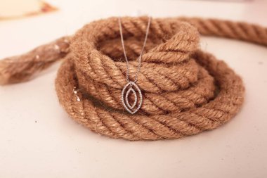 Elmas Mücevherler ve Moda Mücevherleri