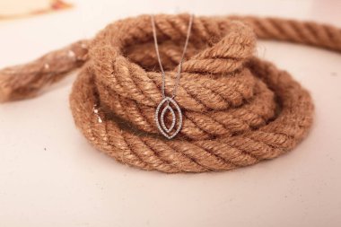 Elmas Mücevherler ve Moda Mücevherleri