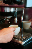 barista vaří kávu v kavárně