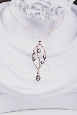 Elmas Mücevherler ve Moda Mücevherleri