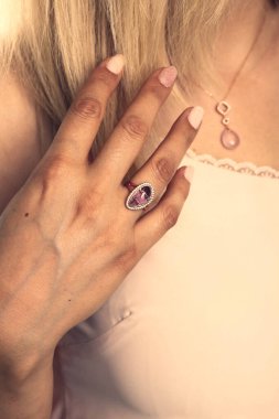 Elmas Mücevherler ve Moda Mücevherleri