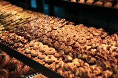 Bir grup çeşit kurabiye. Çikolata parçacıklı, yulaflı, kuru üzümlü, beyaz çikolatalı.