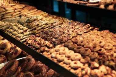 Bir grup çeşit kurabiye. Çikolata parçacıklı, yulaflı, kuru üzümlü, beyaz çikolatalı.