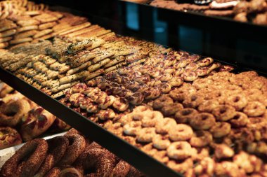 Bir grup çeşit kurabiye. Çikolata parçacıklı, yulaflı, kuru üzümlü, beyaz çikolatalı.