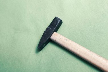 Eski model çekiç, marangozlar için bir zanaat aracı.