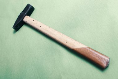 Eski model çekiç, marangozlar için bir zanaat aracı.