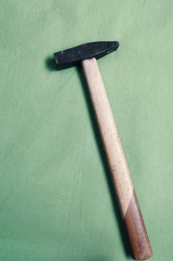 Eski model çekiç, marangozlar için bir zanaat aracı.