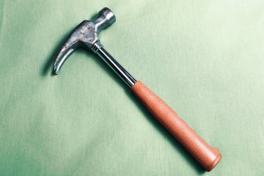 Eski model çekiç, marangozlar için bir zanaat aracı.