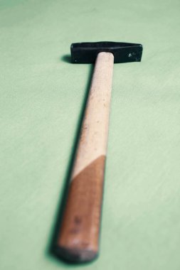 Eski model çekiç, marangozlar için bir zanaat aracı.