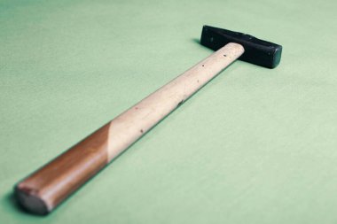 Eski model çekiç, marangozlar için bir zanaat aracı.