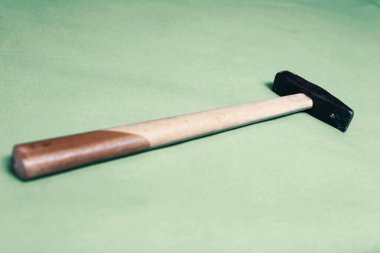 Eski model çekiç, marangozlar için bir zanaat aracı.