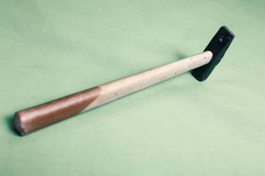 Eski model çekiç, marangozlar için bir zanaat aracı.