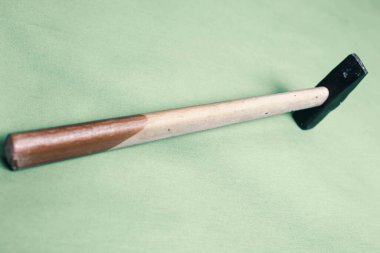 Eski model çekiç, marangozlar için bir zanaat aracı.