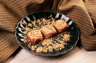 Geleneksel hindistancevizli tatlı baklavası. Ev yapımı fındıklı ve ballı baklava..