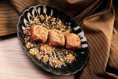 Geleneksel hindistancevizli tatlı baklavası. Ev yapımı fındıklı ve ballı baklava..