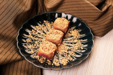 Geleneksel hindistancevizli tatlı baklavası. Ev yapımı fındıklı ve ballı baklava..