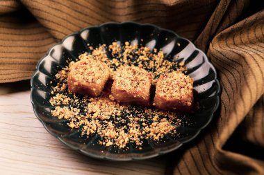 Geleneksel hindistancevizli tatlı baklavası. Ev yapımı fındıklı ve ballı baklava..