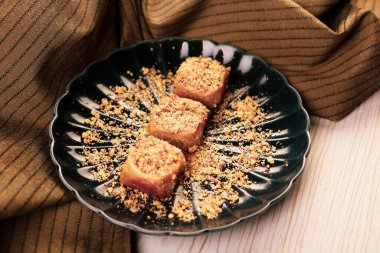 Geleneksel hindistancevizli tatlı baklavası. Ev yapımı fındıklı ve ballı baklava..