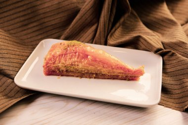 Geleneksel hindistancevizli tatlı baklavası. Ev yapımı fındıklı ve ballı baklava..