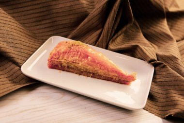 Geleneksel hindistancevizli tatlı baklavası. Ev yapımı fındıklı ve ballı baklava..