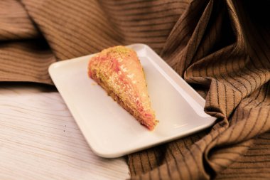 Geleneksel hindistancevizli tatlı baklavası. Ev yapımı fındıklı ve ballı baklava..