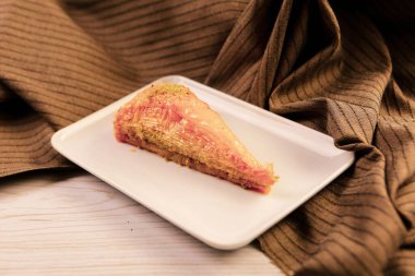 Geleneksel hindistancevizli tatlı baklavası. Ev yapımı fındıklı ve ballı baklava..