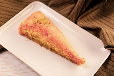 Geleneksel hindistancevizli tatlı baklavası. Ev yapımı fındıklı ve ballı baklava..