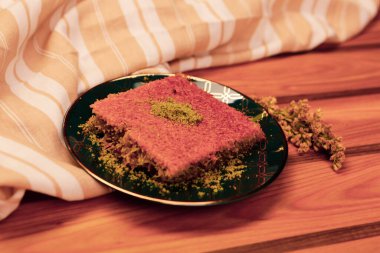 Geleneksel hindistancevizli tatlı baklavası. Ev yapımı fındıklı ve ballı baklava..