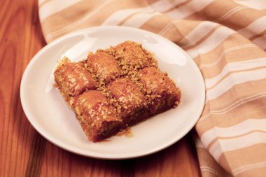 Geleneksel hindistancevizli tatlı baklavası. Ev yapımı fındıklı ve ballı baklava..