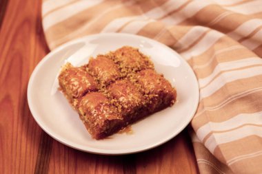 Geleneksel hindistancevizli tatlı baklavası. Ev yapımı fındıklı ve ballı baklava..