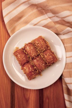 Geleneksel hindistancevizli tatlı baklavası. Ev yapımı fındıklı ve ballı baklava..