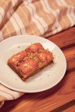 Geleneksel hindistancevizli tatlı baklavası. Ev yapımı fındıklı ve ballı baklava..