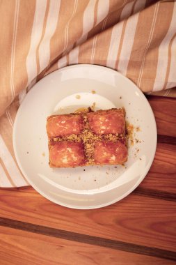 Geleneksel hindistancevizli tatlı baklavası. Ev yapımı fındıklı ve ballı baklava..