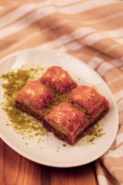 Geleneksel hindistancevizli tatlı baklavası. Ev yapımı fındıklı ve ballı baklava..
