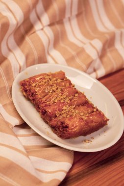 Geleneksel hindistancevizli tatlı baklavası. Ev yapımı fındıklı ve ballı baklava..