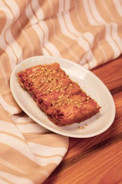 Geleneksel hindistancevizli tatlı baklavası. Ev yapımı fındıklı ve ballı baklava..