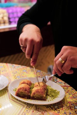 Geleneksel hindistancevizli tatlı baklavası. Ev yapımı fındıklı ve ballı baklava..
