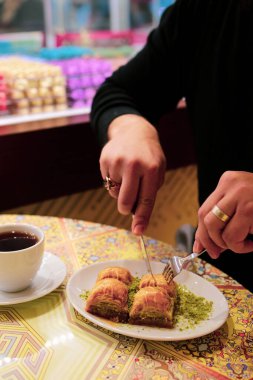 Geleneksel hindistancevizli tatlı baklavası. Ev yapımı fındıklı ve ballı baklava..