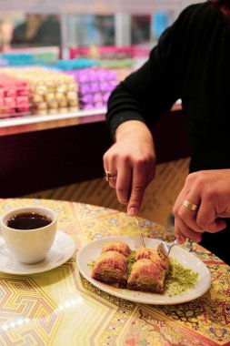 Geleneksel hindistancevizli tatlı baklavası. Ev yapımı fındıklı ve ballı baklava..