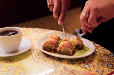 Geleneksel hindistancevizli tatlı baklavası. Ev yapımı fındıklı ve ballı baklava..