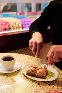 Geleneksel hindistancevizli tatlı baklavası. Ev yapımı fındıklı ve ballı baklava..